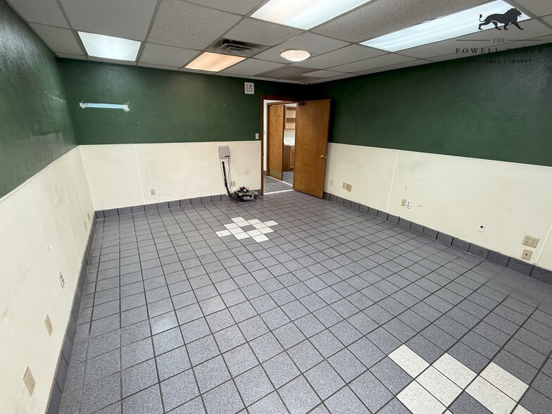 More Photos Of 7902 Slide Rd, Lubbock Veterinarian Kennel For Lease