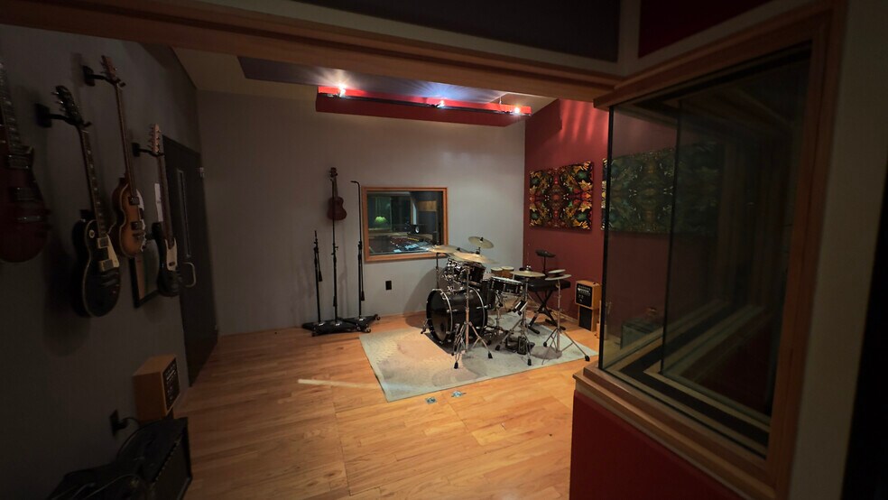 More Photos Of 302 Oceanside Blvd, Oceanside Service For Lease