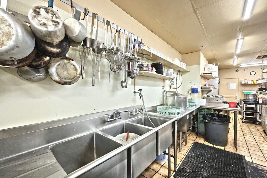 More Photos Of 1 Cherry St, Seven Valleys General Retail For Sale