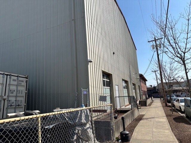 More Photos Of 8613 N Crawford St, Portland Warehouse For Lease