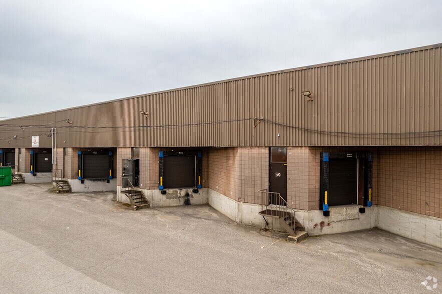 More Photos Of 4555 Boul Des Grandes-Prairies, Saint-leonard Warehouse For Lease