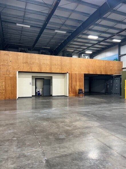 More Photos Of 1635 S Walnut St, Burlington Flex For Lease