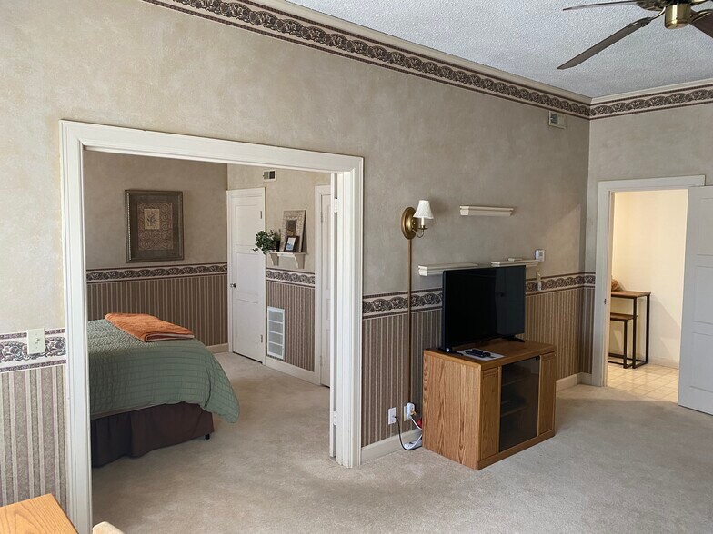 More Photos Of 102 N Fowler St, Meade Office For Sale