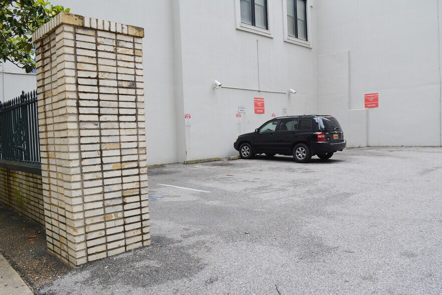 More Photos Of 68 St Francis St, Mobile Office For Sale