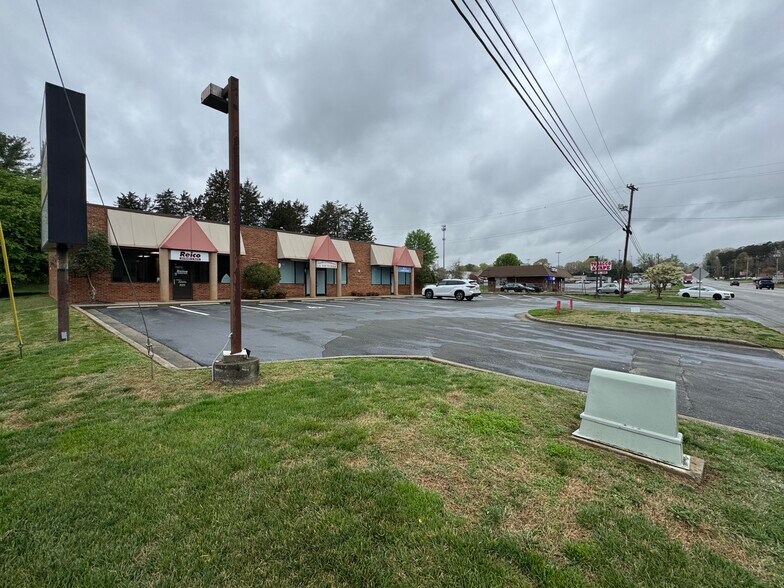 More Photos Of 3748 Reynolda Rd, Winston-Salem Freestanding For Lease