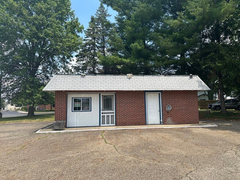Primary Photo Of 1204 Erie Ave SW, Navarre Truck Stop For Lease