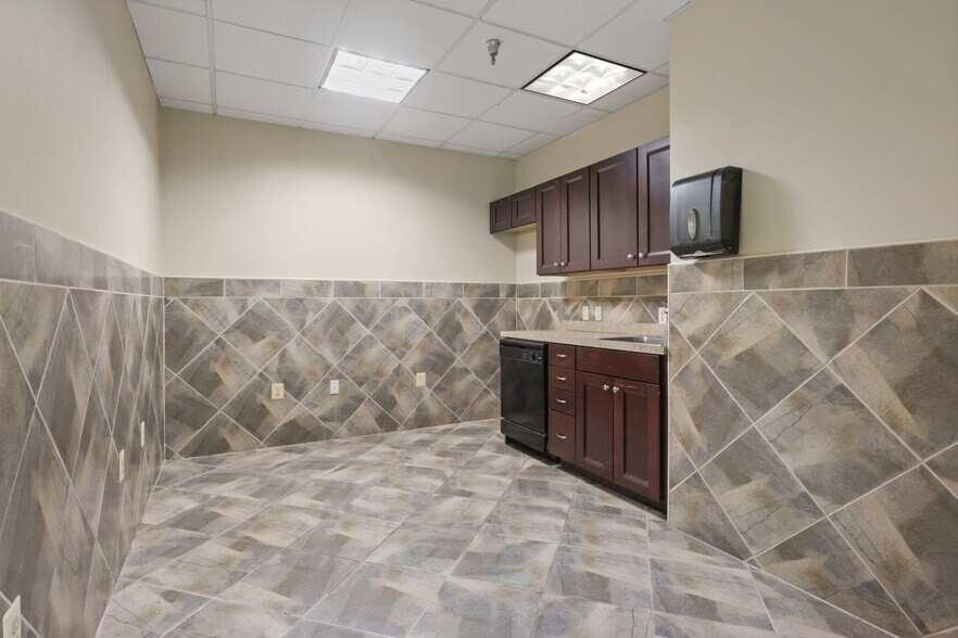 More Photos Of 339 Buschs Frontage Rd, Annapolis Medical For Lease