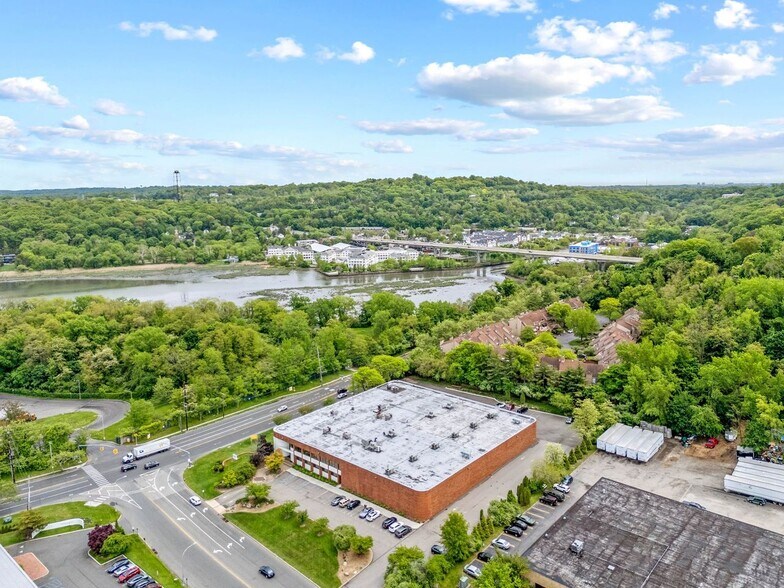 More Photos Of 2 Harbor Park Dr, Port Washington Light Manufacturing For Lease
