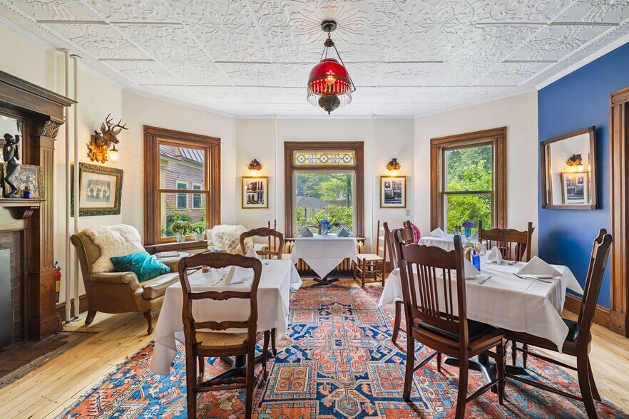 More Photos Of 41 Pleasant St, Woodstock Hospitality For Sale