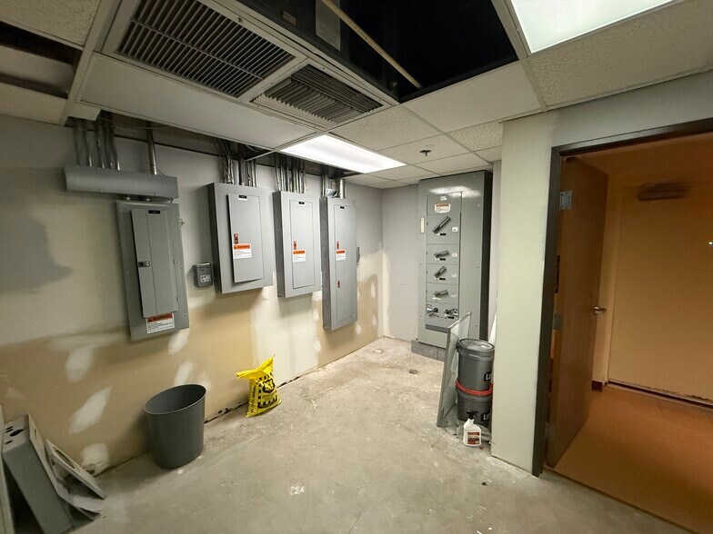 More Photos Of 5790-5832 Highland Rd, Waterford Storefront Retail Office For Lease