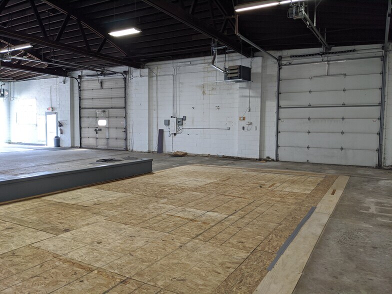 More Photos Of 250 S Kinzie Ave, Bradley Flex For Sale