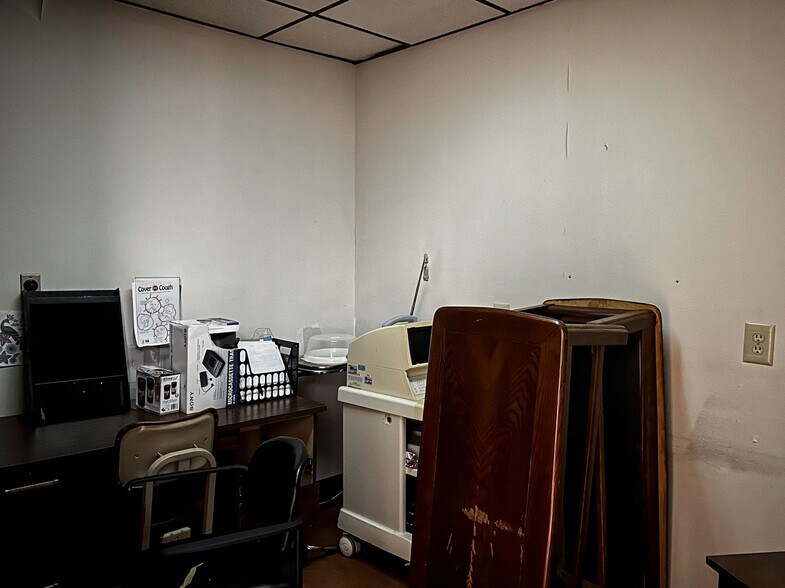 More Photos Of 119 W Lowman St, Mullins Medical For Sale
