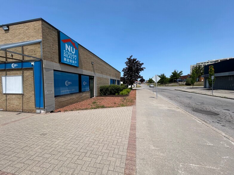 More Photos Of 140 York Blvd, Richmond Hill Restaurant For Lease