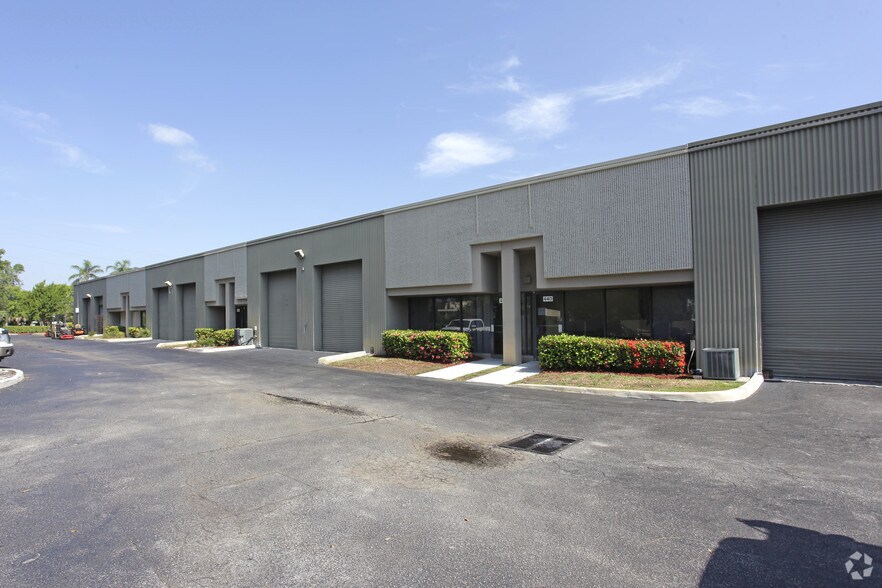 More Photos Of 409-473 Goolsby Blvd, Deerfield Beach Warehouse For Lease