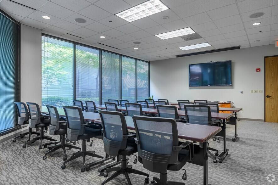 More Photos Of 8111 Lyndon B Johnson Fwy, Dallas Office For Lease