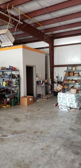 More Photos Of 5146 N 23rd St, Ozark Warehouse For Lease
