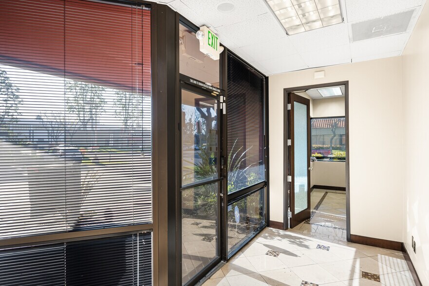 More Photos Of 2525 W Woodland Dr, Anaheim Light Distribution For Lease