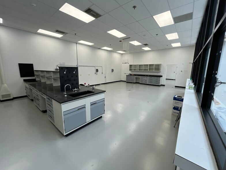 More Photos Of 909 E Orchard St, Mundelein Research And Development For Lease