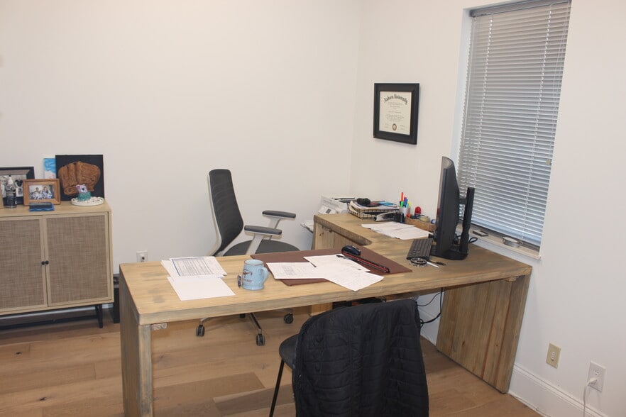 More Photos Of 256 Seaboard Ln, Franklin Medical For Sale