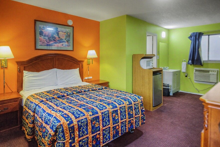 More Photos Of 801 W Broadway Ave, Bloomfield Hotel For Sale