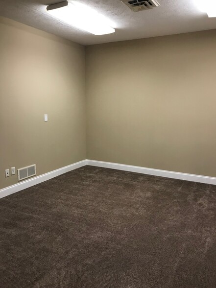 More Photos Of 1014 Ekstam Dr, Bloomington Office For Lease