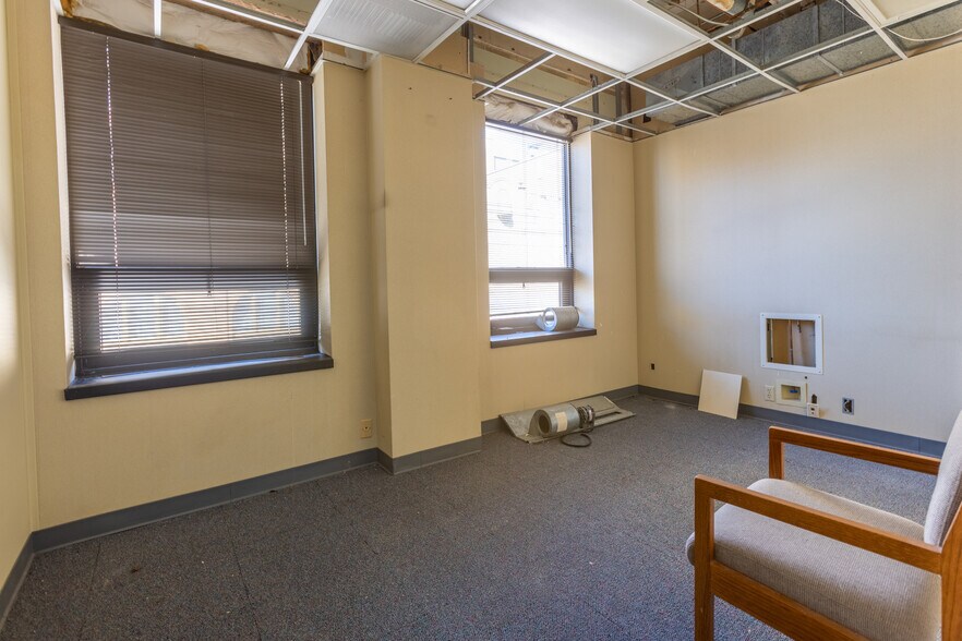 More Photos Of 301 Cypress St, Abilene Office For Sale