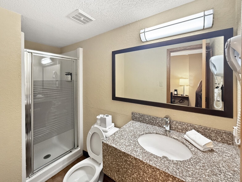 More Photos Of 5020 NE 14th St, Des Moines Hotel For Sale