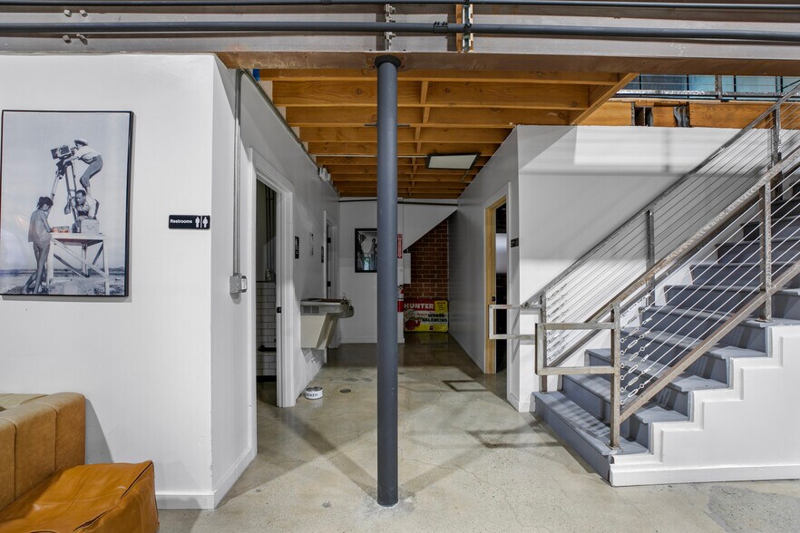 More Photos Of 1604 Venice Blvd, Los Angeles Showroom For Lease