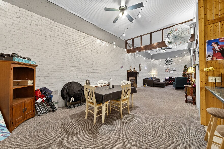 More Photos Of 109 7th Ave E, Springfield Flex For Sale