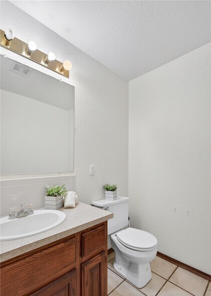 More Photos Of 706 W Broadway St, Spiro Medical For Sale