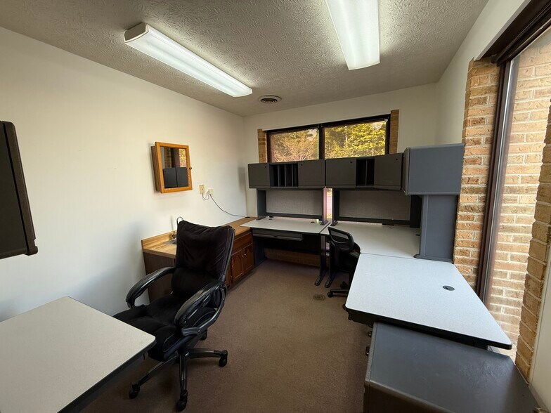 More Photos Of 508 Scarboro Ln, Oak Ridge Office For Sale