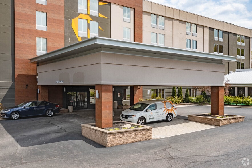 More Photos Of 25105 Country Club Blvd, North Olmsted Hotel For Sale