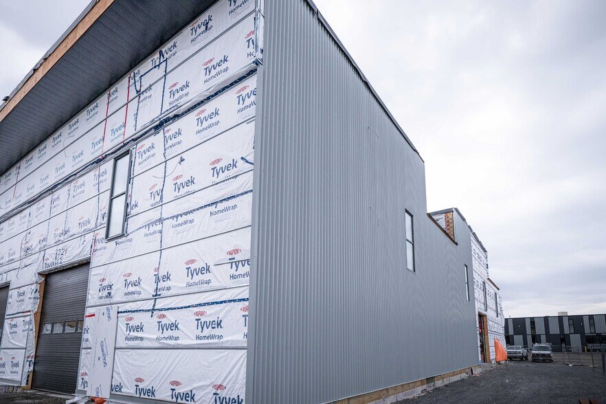 More Photos Of 785 Sir John A Macdonald Blvd, Kingston Distribution For Lease