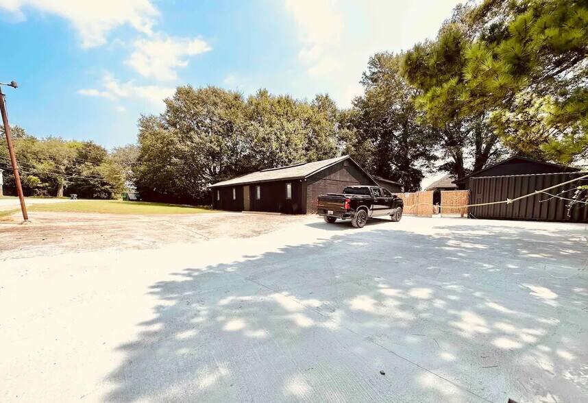 More Photos Of 380 SW Amal Dr, Atlanta Freestanding For Sale