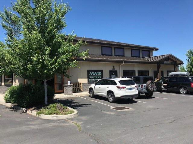 More Photos Of 170 SW Scalehouse Loop, Bend Showroom For Lease
