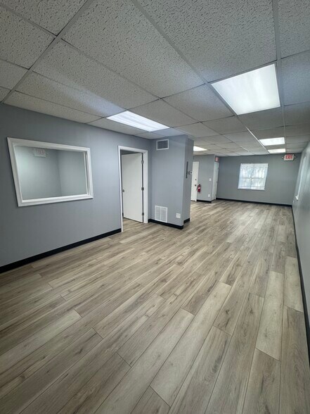 More Photos Of 550 Balmoral Cir N, Jacksonville Unknown For Lease