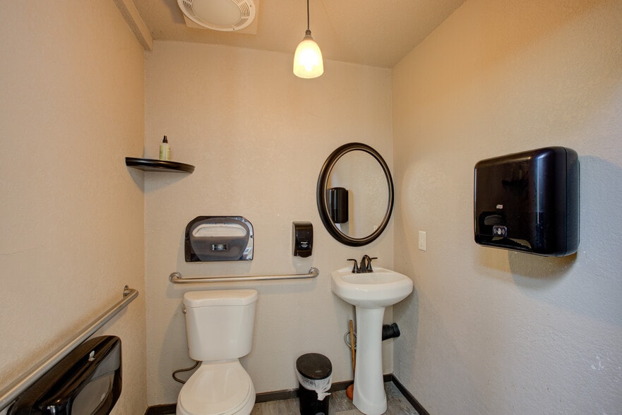 More Photos Of 809 Main Roseburg, Roseburg Lodge Meeting Hall For Sale