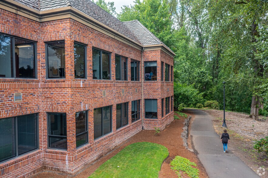 More Photos Of 300 Oswego Pointe Dr, Lake Oswego Office For Lease