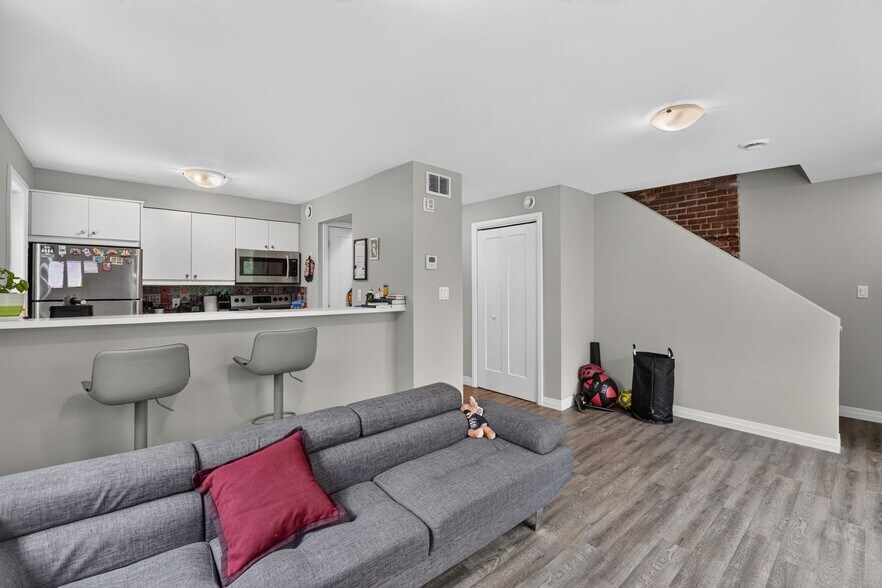More Photos Of 170 Bradford St, Barrie Office For Sale