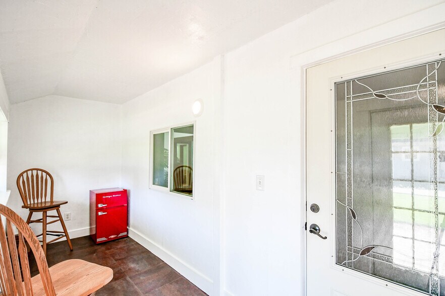 More Photos Of 512 N Travis St, Granbury Hospitality For Sale