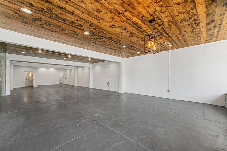 More Photos Of 113 W Bean St, Lincoln General Retail For Sale