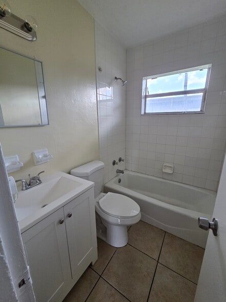 More Photos Of 821-825 NW 10th Ter, Fort Lauderdale Apartments For Sale