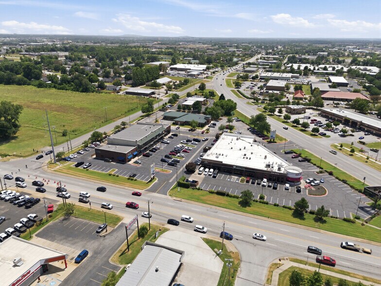 More Photos Of 201 SW 14th St, Bentonville Unknown For Lease