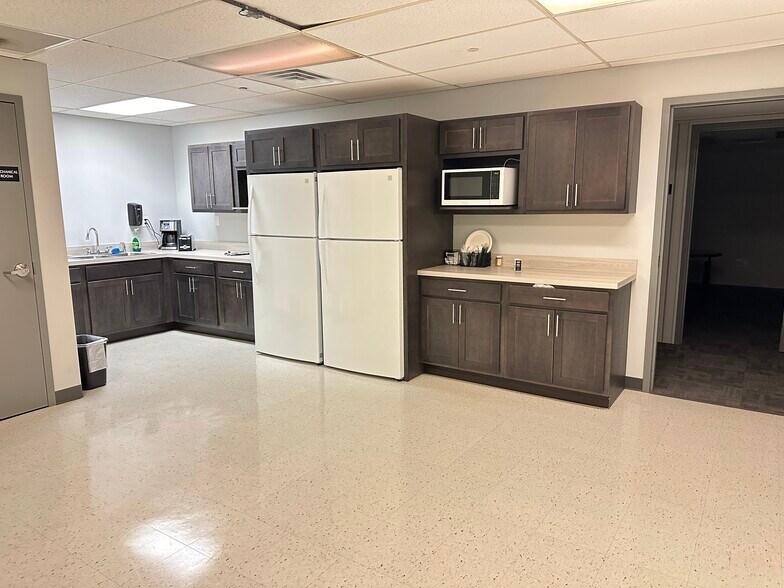 More Photos Of 101 E Roosevelt Ave, Zeeland Manufacturing For Lease