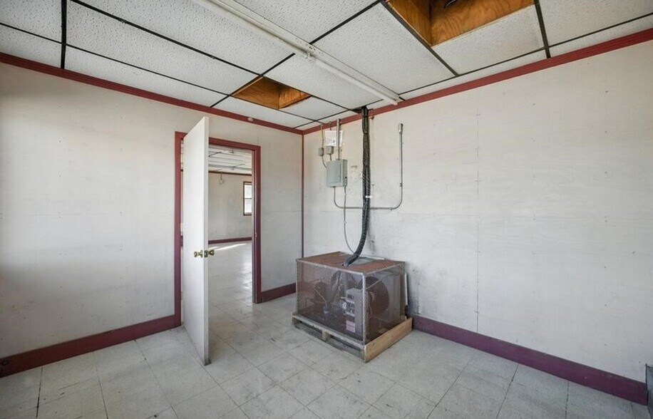 More Photos Of 136 Lake St, Penn Yan Freestanding For Lease