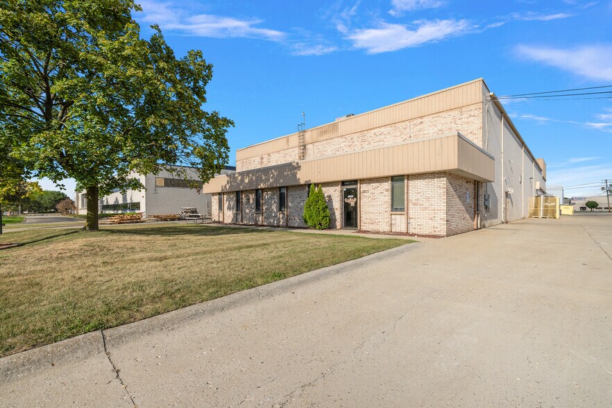 More Photos Of 33710 Riviera Dr, Fraser Warehouse For Sale