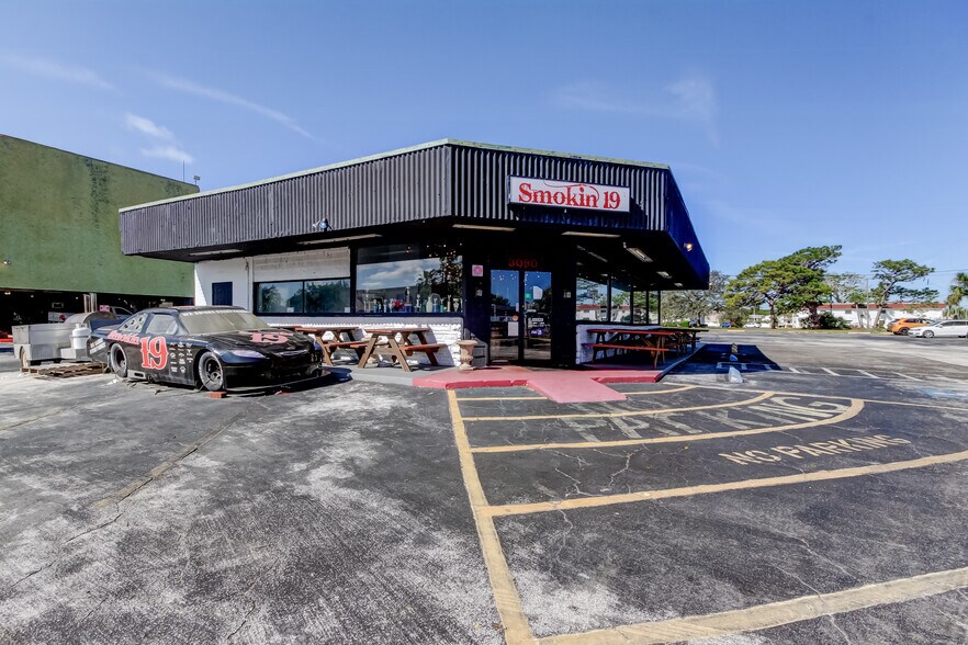 Primary Photo Of 3090 34th St N, Saint Petersburg Restaurant For Lease