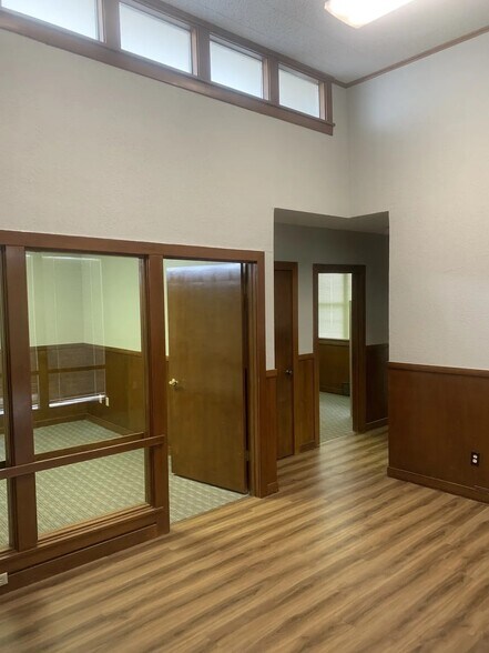 More Photos Of 209 S Pioneer Dr, Abilene Flex For Lease