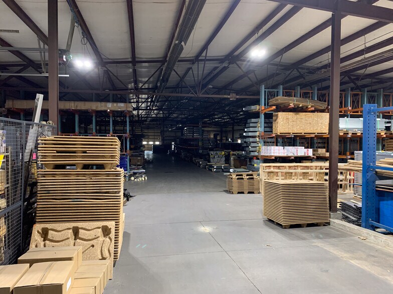 More Photos Of 1205 E Summit St, Maquoketa Warehouse For Lease