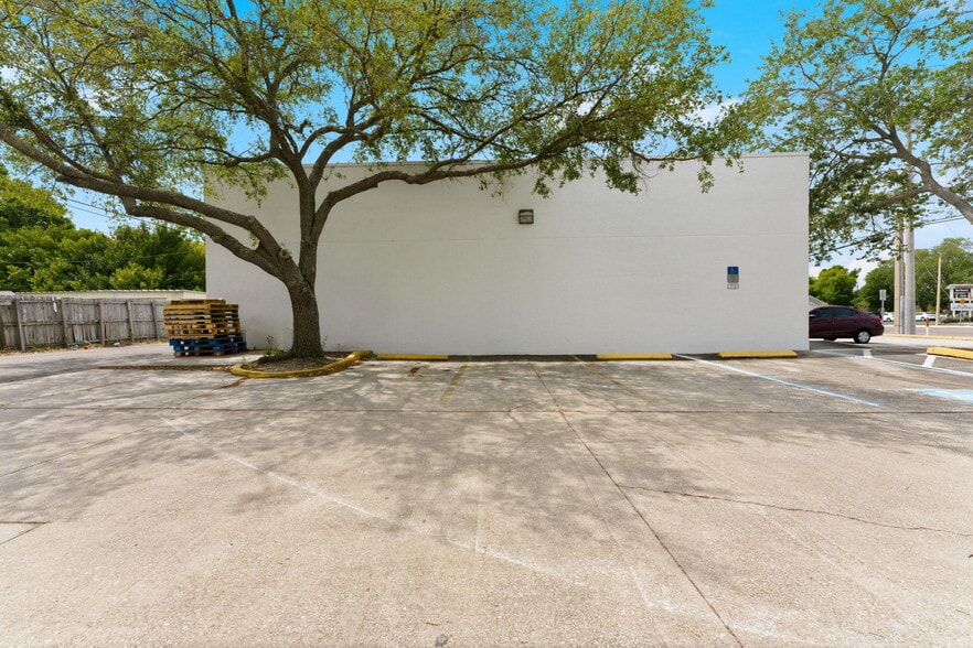 More Photos Of 4801 66th St N, Kenneth City General Retail For Sale